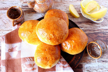 Buns with apples from yeast dough