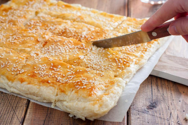 Puff pastry pie with cheese