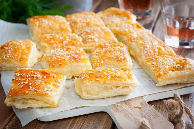 Puff pastry pie with cheese