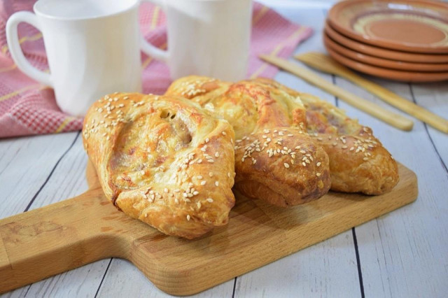 Puff pastry boats with meat