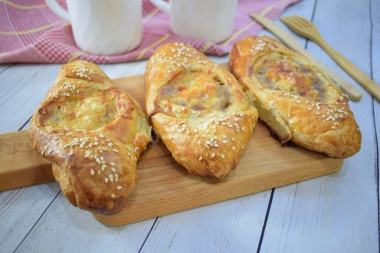 Puff pastry boats with meat