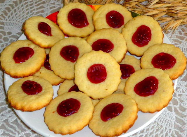 Shortbread cookies with jam