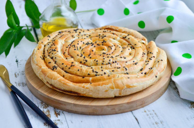 Greek snail with cheese and spinach from puff pastry