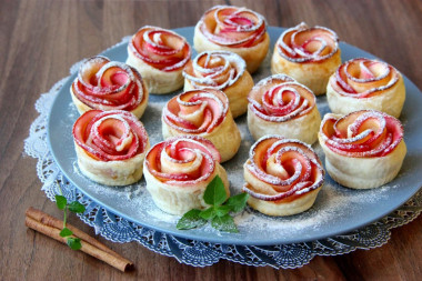 Puff pastry roses with apples