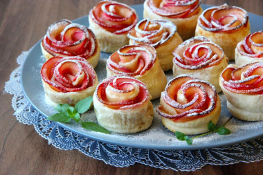 Puff pastry roses with apples