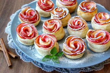 Puff pastry roses with apples