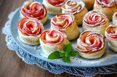 Puff pastry roses with apples