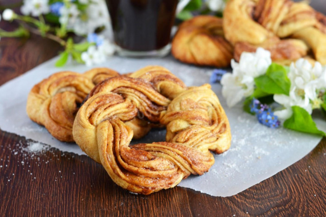 Cinnamon rolls made of puff pastry