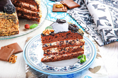 Chocolate cake with walnuts