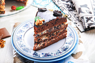 Chocolate cake with walnuts