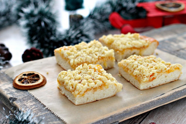 German pie with streusel and jam