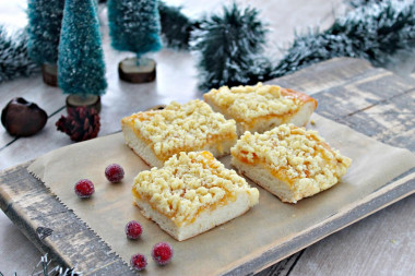 German pie with streusel and jam