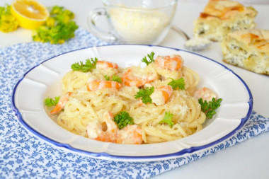 Pasta with shrimp in garlic sauce