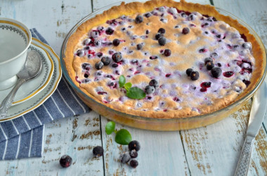 Pie with frozen currants made of shortbread dough