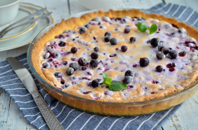 Pie with frozen currants made of shortbread dough