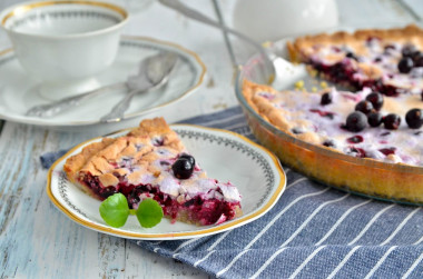 Pie with frozen currants made of shortbread dough