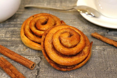 Snail buns with cinnamon and sugar