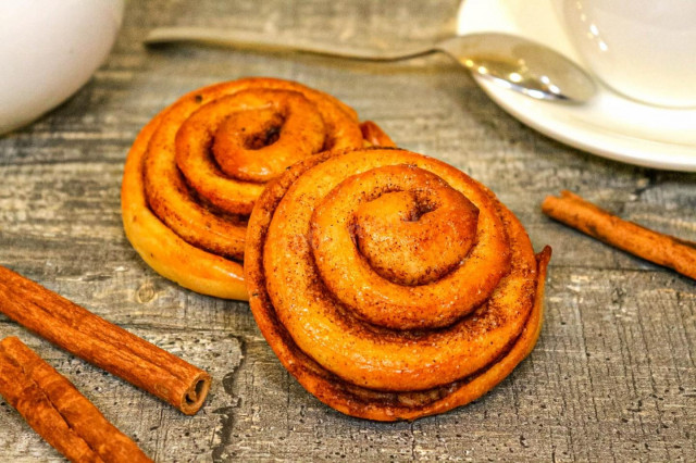 Snail buns with cinnamon and sugar