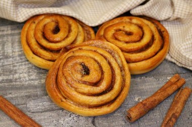 Snail buns with cinnamon and sugar