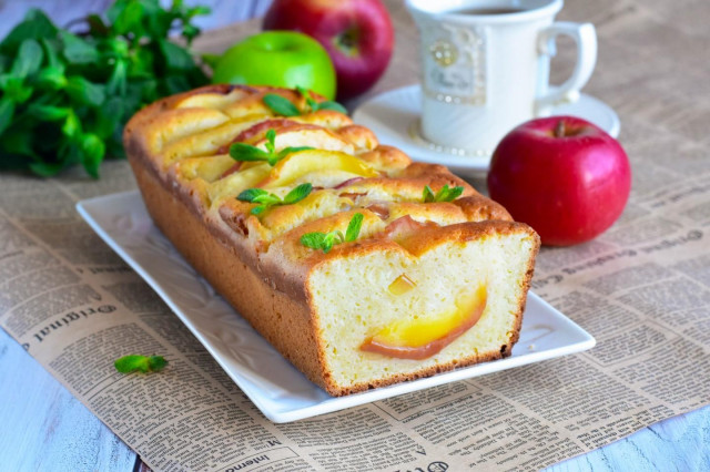 Charlotte with cottage cheese and apples in the oven