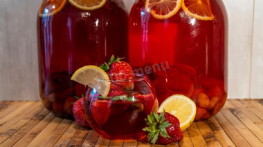 Compote from strawberries, lemon and mint for winter