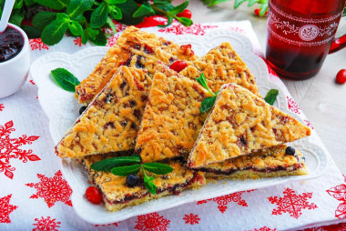 Cookies with jam and grated dough on top