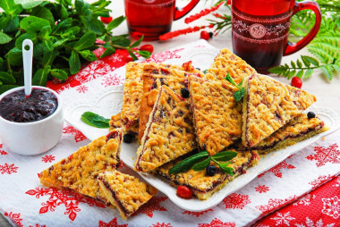 Cookies with jam and grated dough on top