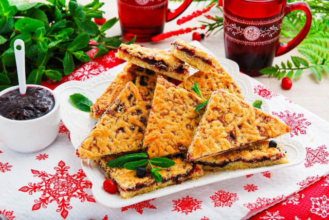 Cookies with jam and grated dough on top