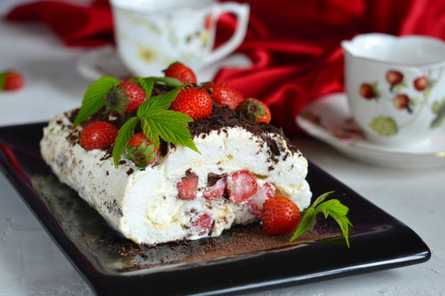 Meringue roll with strawberries