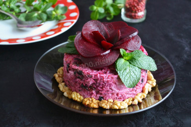 Beetroot salad with prunes and walnuts