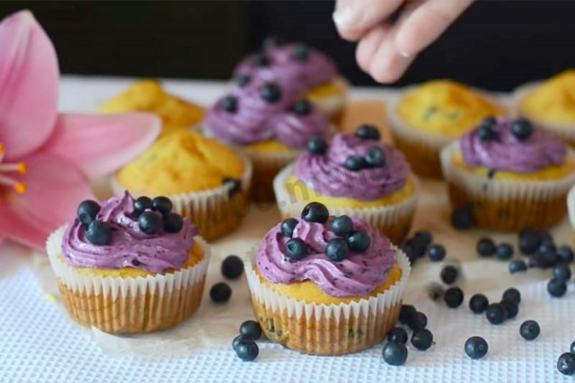 Cupcakes with cottage cheese cream