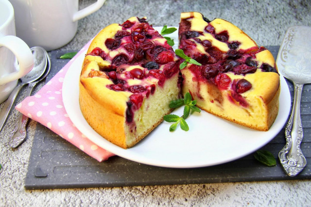 Sweet aspic pie on kefir with berries