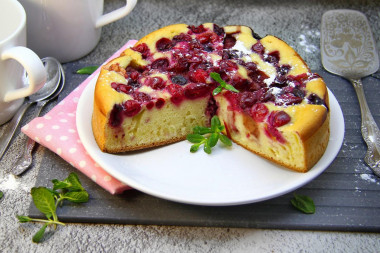 Sweet aspic pie on kefir with berries