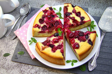 Sweet aspic pie on kefir with berries