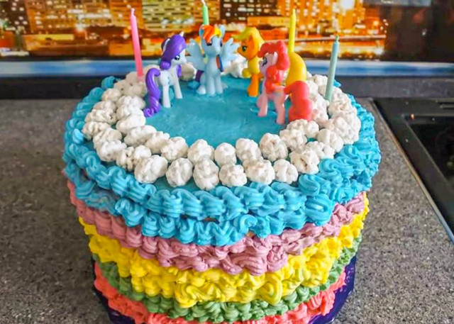 Little Pony sponge cake made of mastic