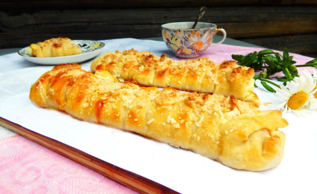 Puff pastry pie with cottage cheese