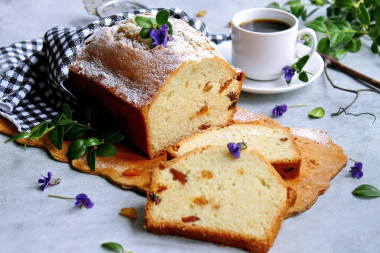 English classic cupcake with raisins