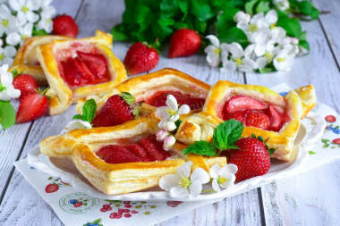 Puff pastry strawberry puffs