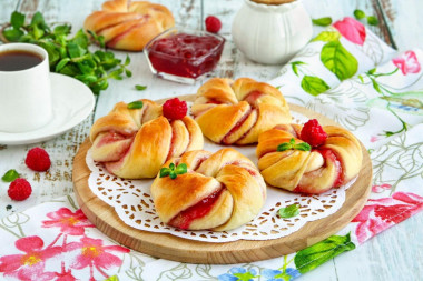 Buns with jam from yeast dough