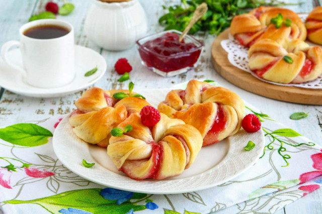 Buns with jam from yeast dough