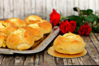 Buns of Roses from yeast dough