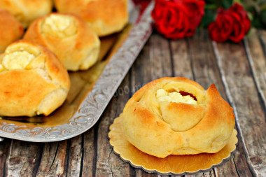 Buns of Roses from yeast dough