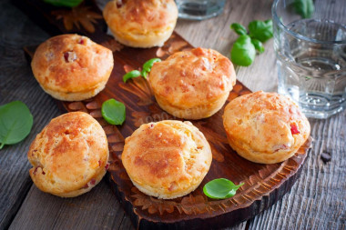 Muffins with cheese and ham