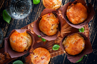 Muffins with cheese and ham