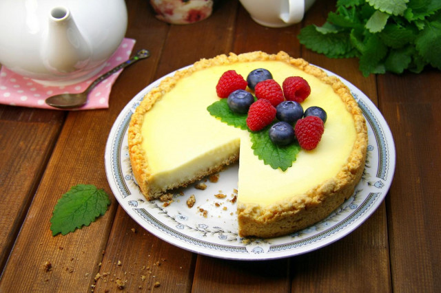 Mascarpone cheesecake with pastries