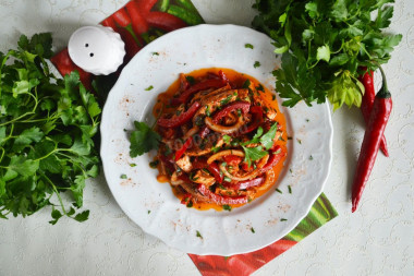 Salad with chicken and bell pepper