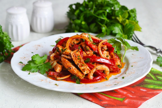 Salad with chicken and bell pepper