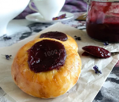 Cheesecakes with yeast dough jam