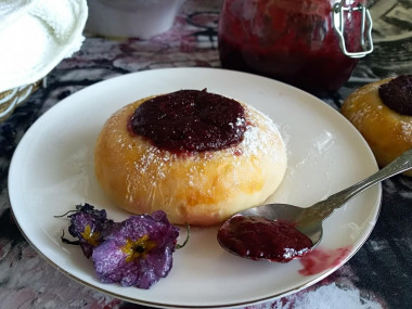 Cheesecakes with yeast dough jam