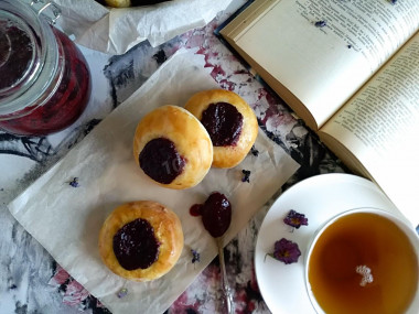 Cheesecakes with yeast dough jam